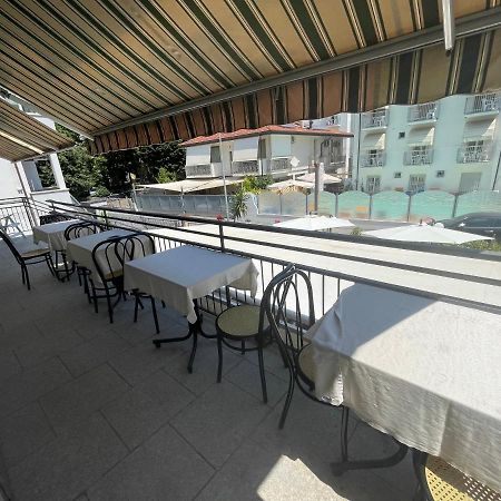Hotel Moroni Римини Екстериор снимка