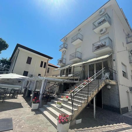Hotel Moroni Римини Екстериор снимка