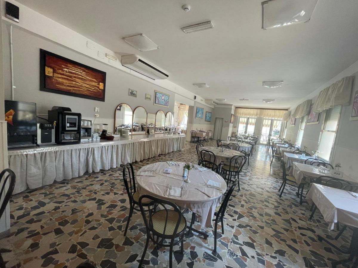 Hotel Moroni Римини Екстериор снимка
