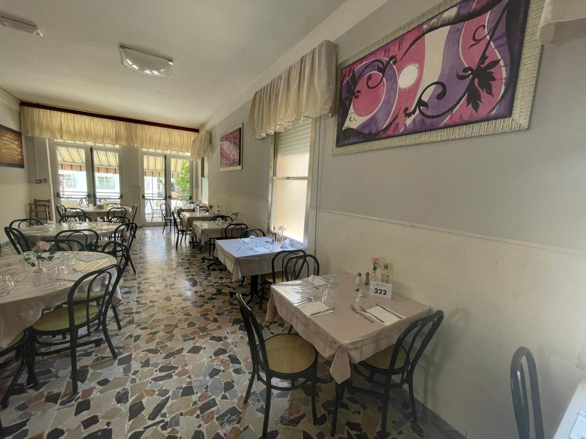 Hotel Moroni Римини Екстериор снимка