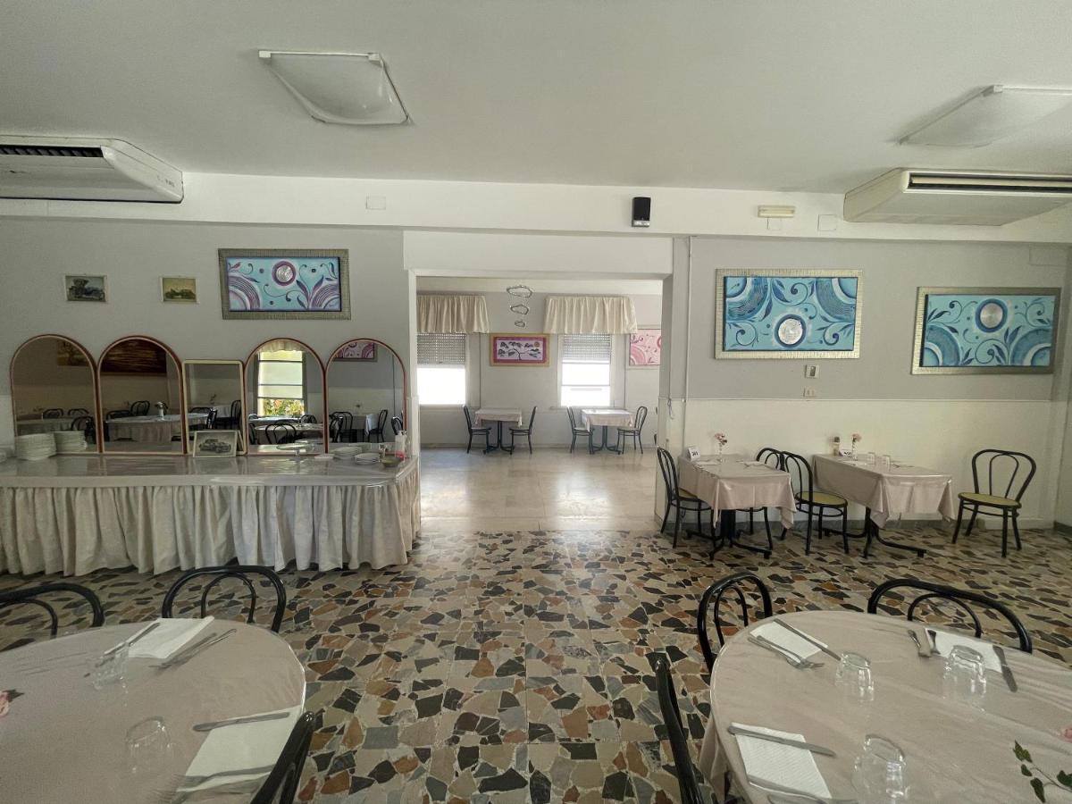 Hotel Moroni Римини Екстериор снимка