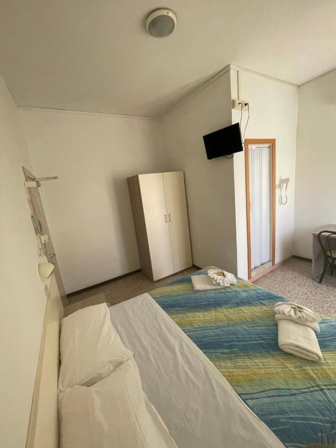 Hotel Moroni Римини Екстериор снимка