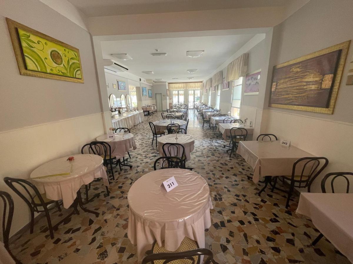 Hotel Moroni Римини Екстериор снимка