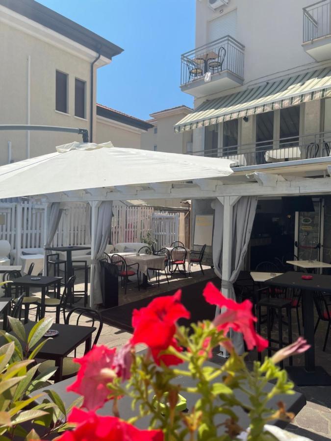 Hotel Moroni Римини Екстериор снимка
