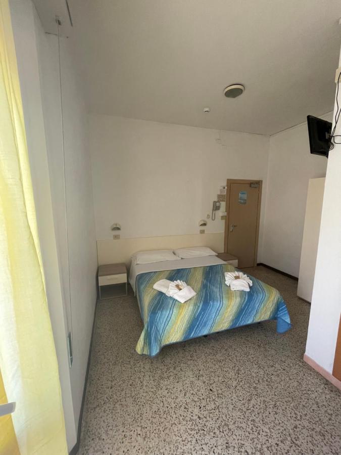 Hotel Moroni Римини Екстериор снимка