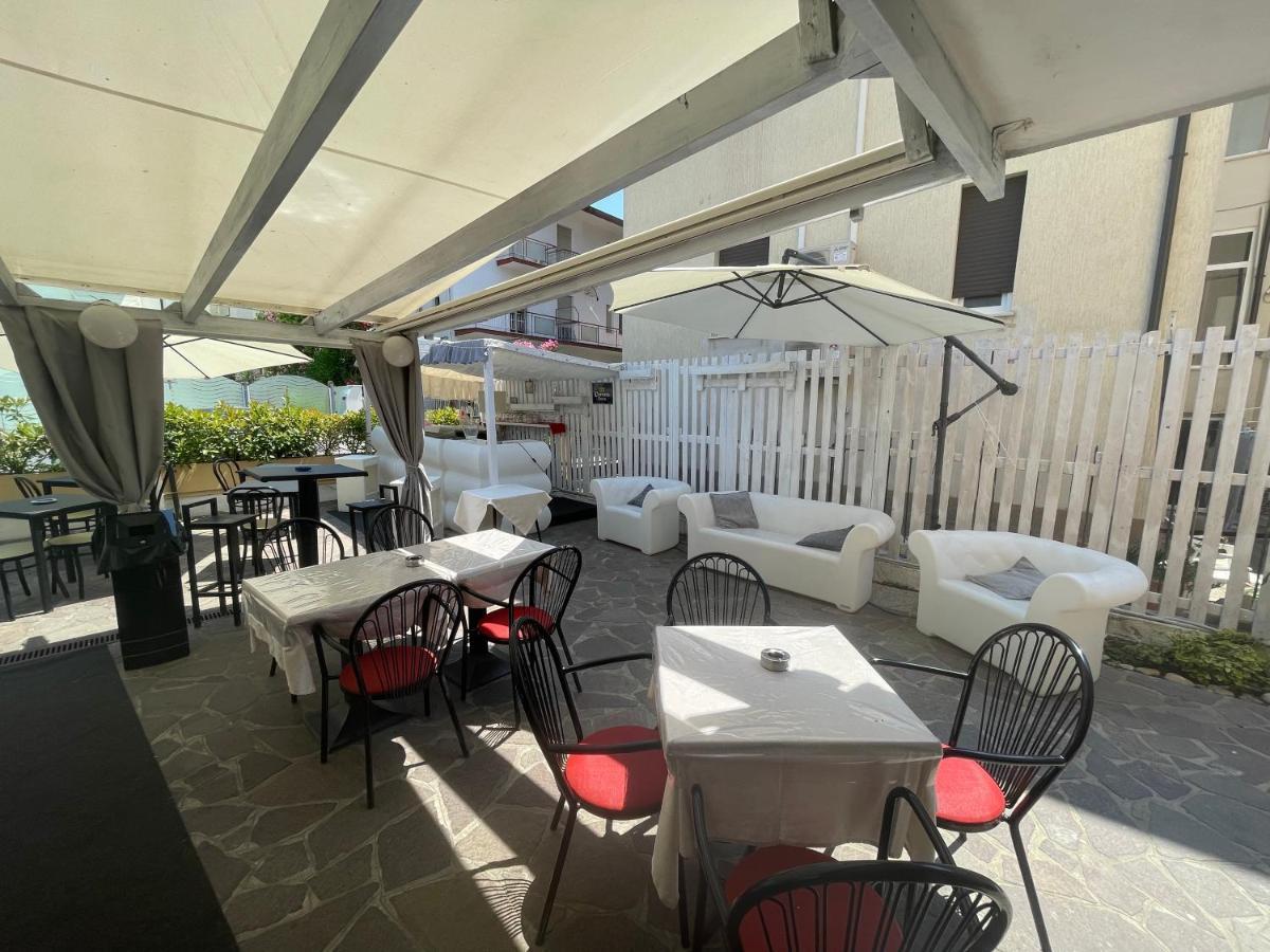 Hotel Moroni Римини Екстериор снимка