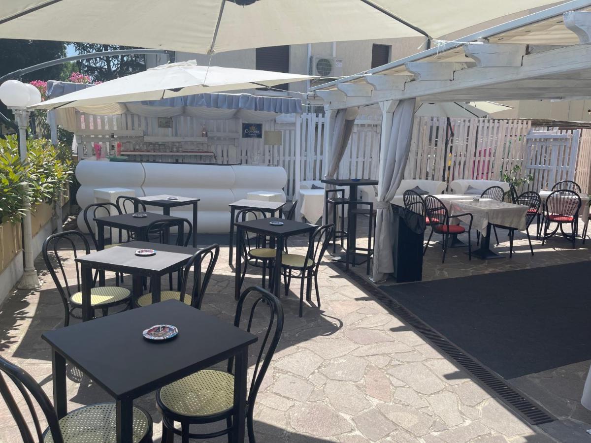 Hotel Moroni Римини Екстериор снимка